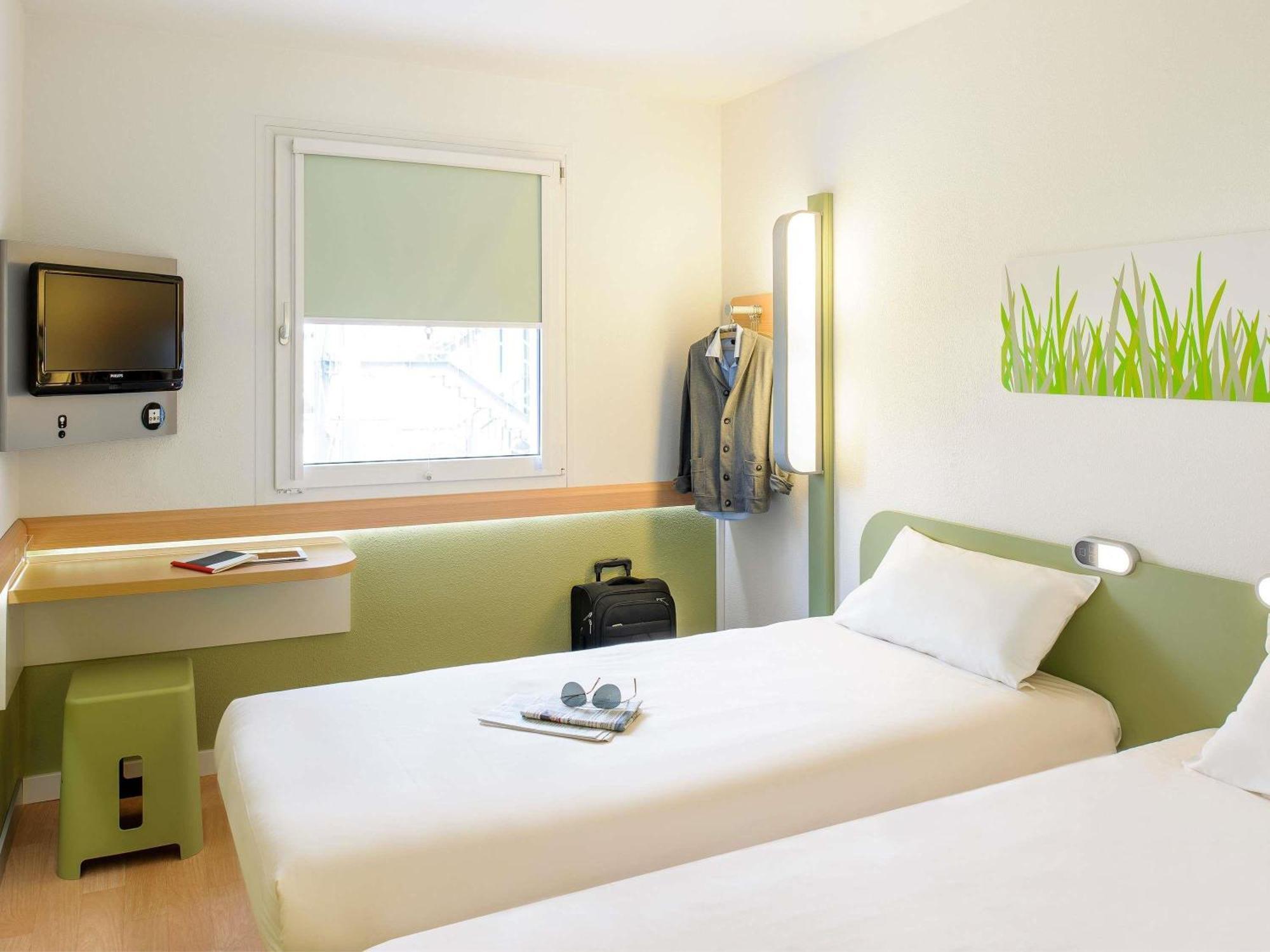 Classic Room Two Single Beds Garden View