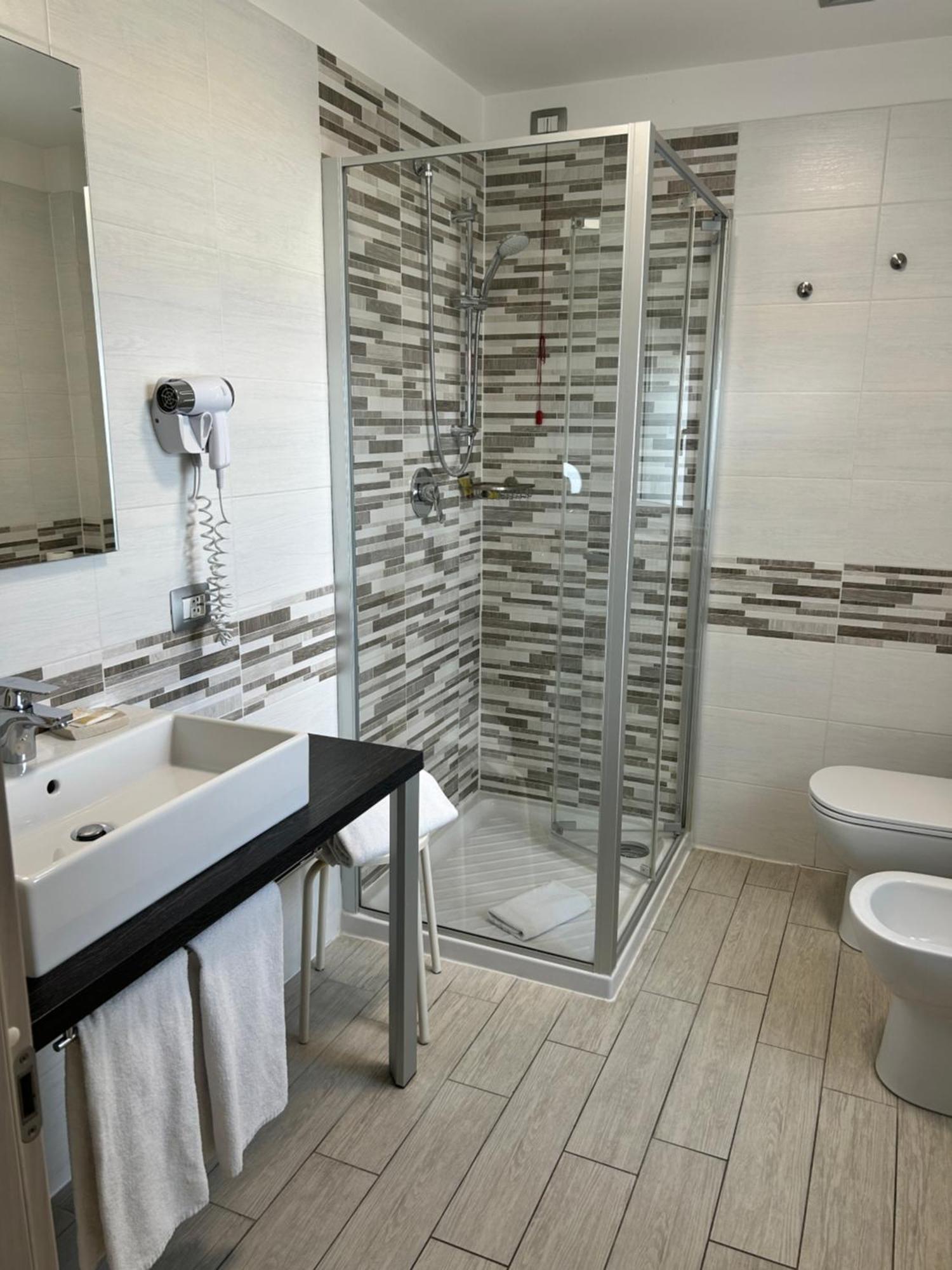 Quadruple Room Lake View,1758598411:JPEG