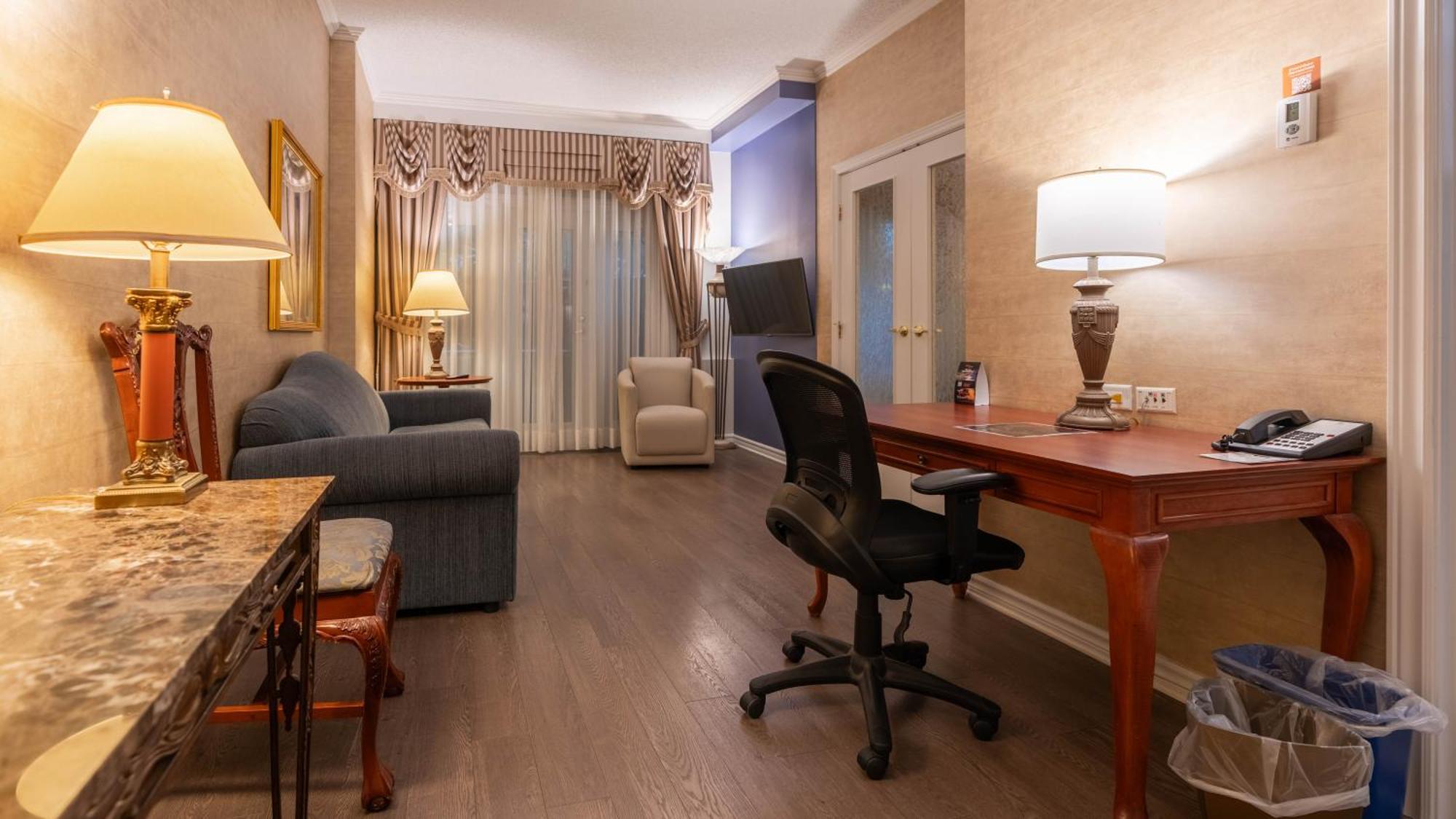 Suite mit 1 Queensize-Bett und Schlafsofa (zur Innenseite)