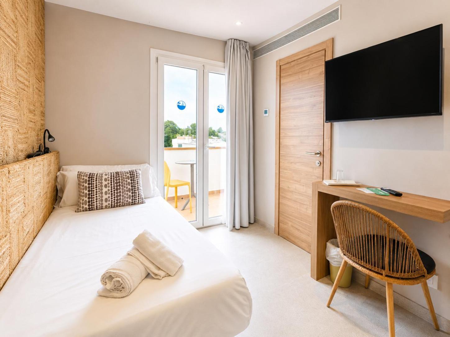 Single Room Balcony& Street View