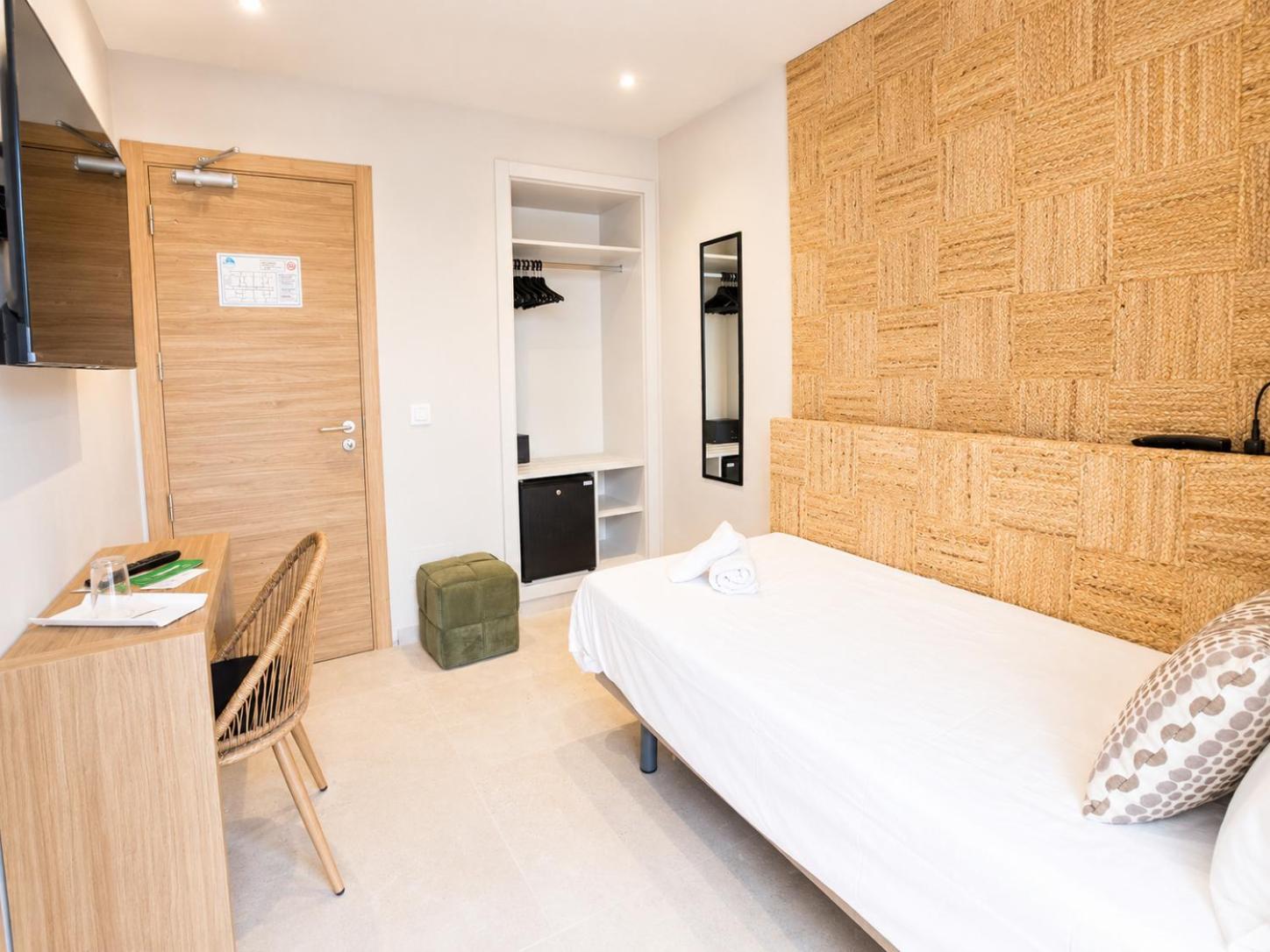 Single Room Balcony& Street View