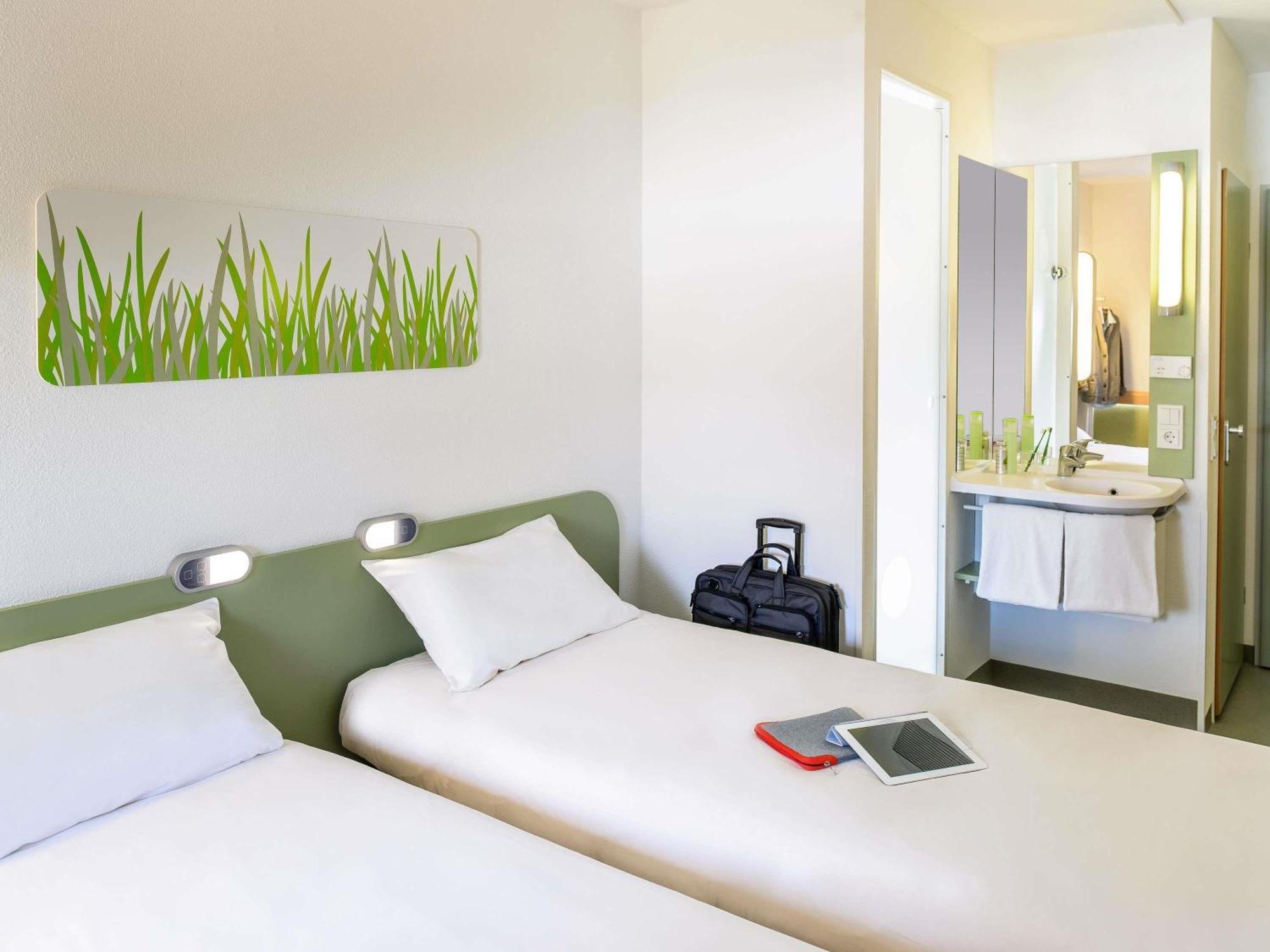 Classic Room Two Single Beds Garden View