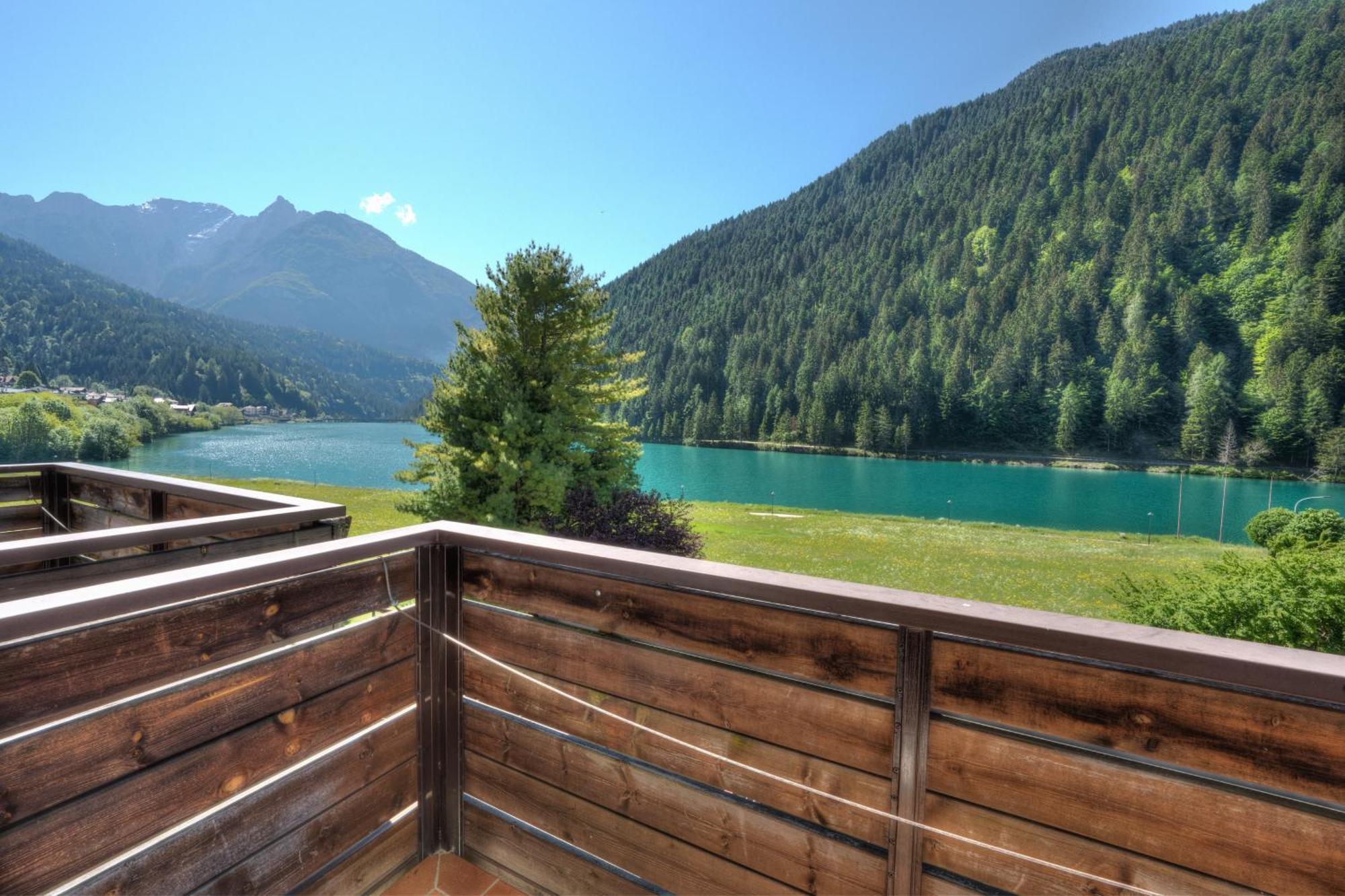 Double or Twin Room Lake View