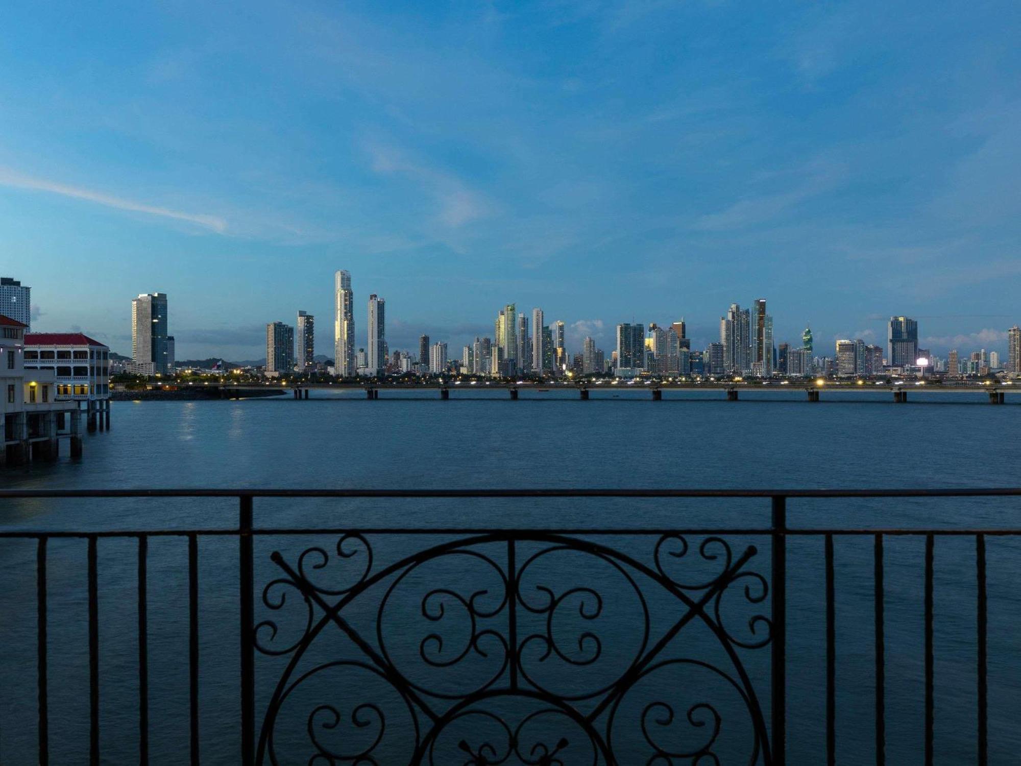 MAGNIFIQUE 1 KING OCEAN FRONT BALCONY