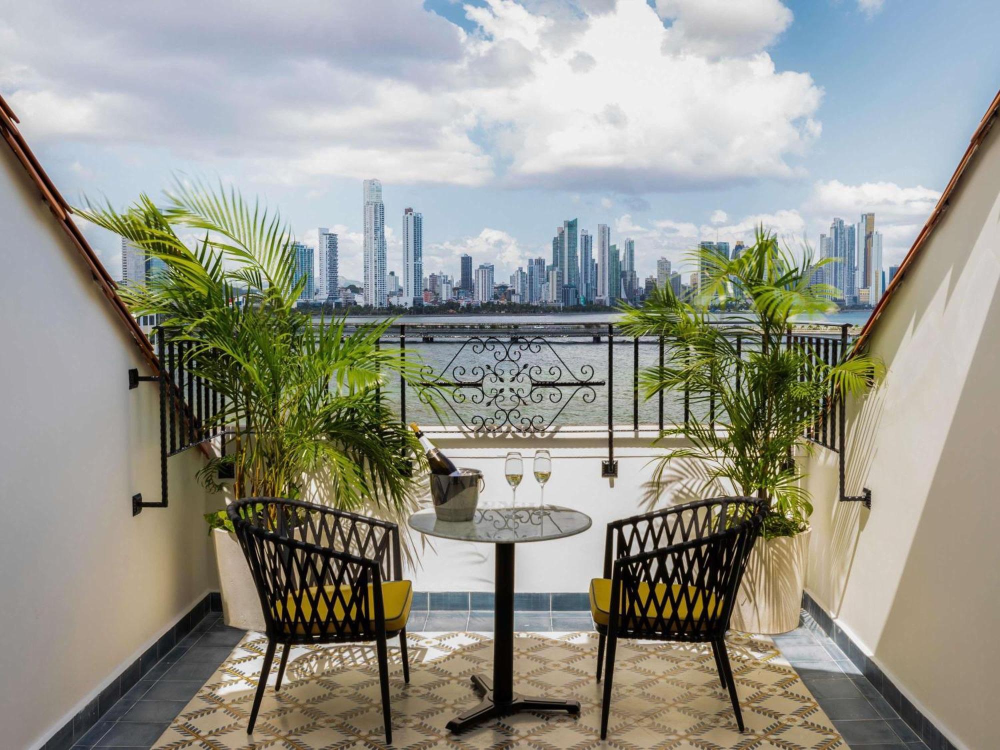 LUXURY 1 KING OCEAN FRONT BALCONY