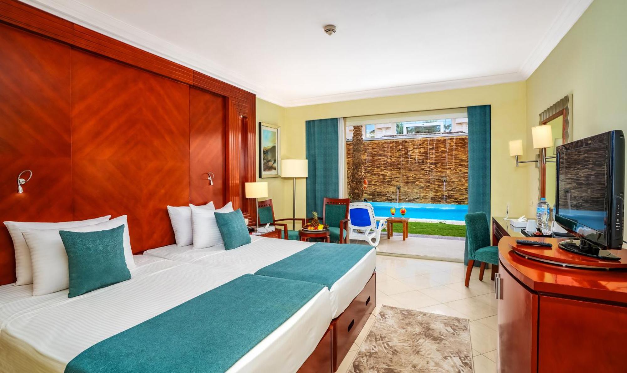Swim-Up Room