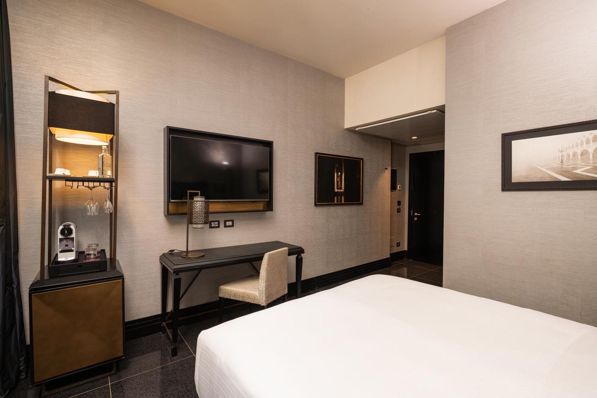 Standard King Room Accessible