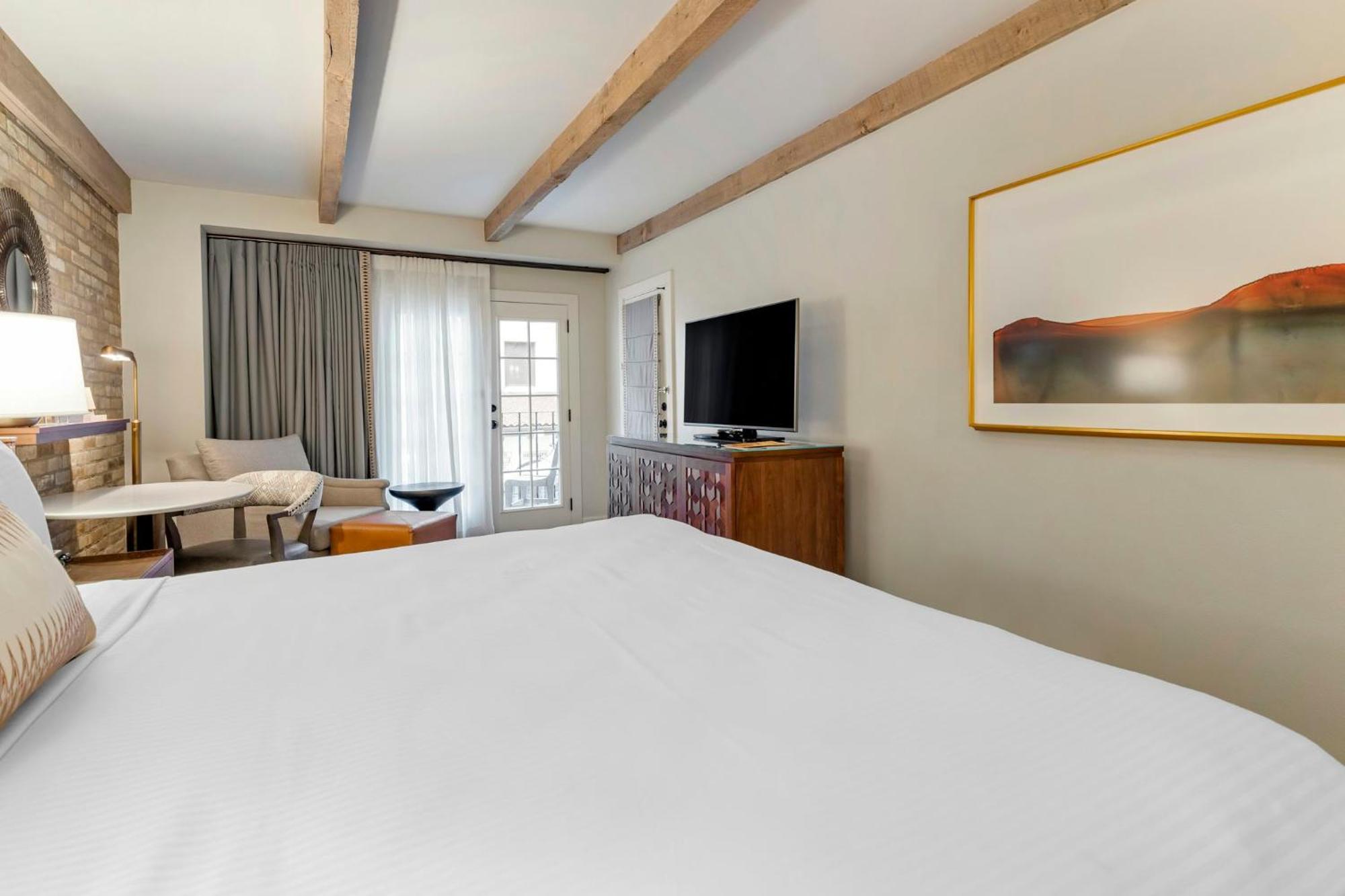 Deluxe Room 1 King Bed