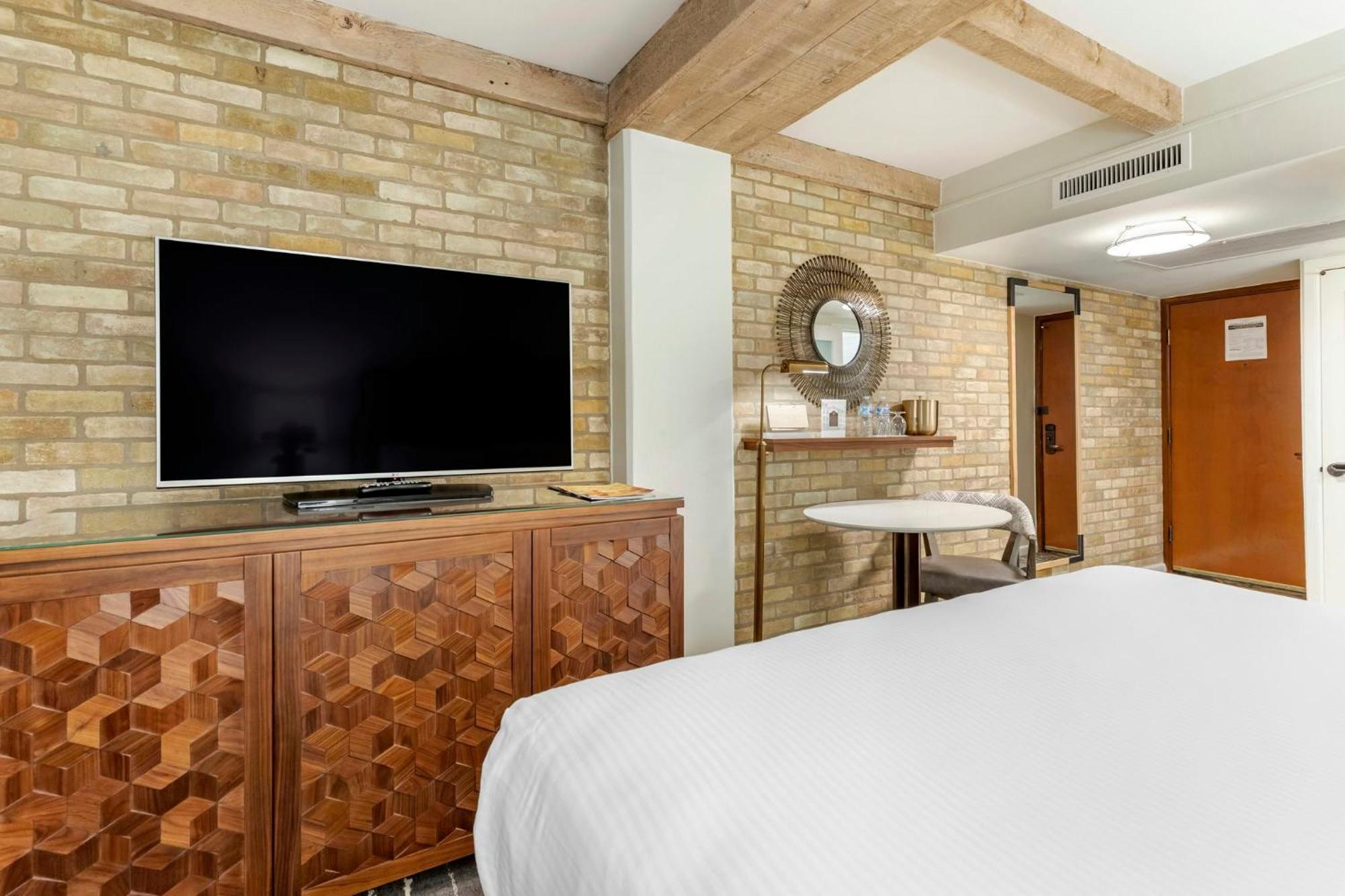 Premier Room 1 King Bed River View