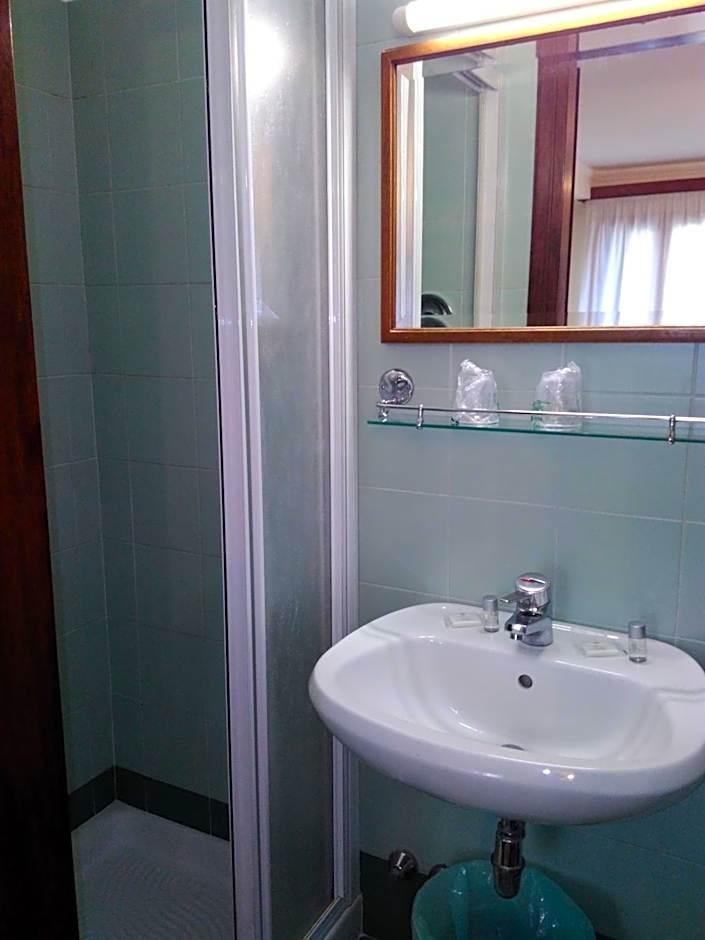 Basic Triple Room Shower