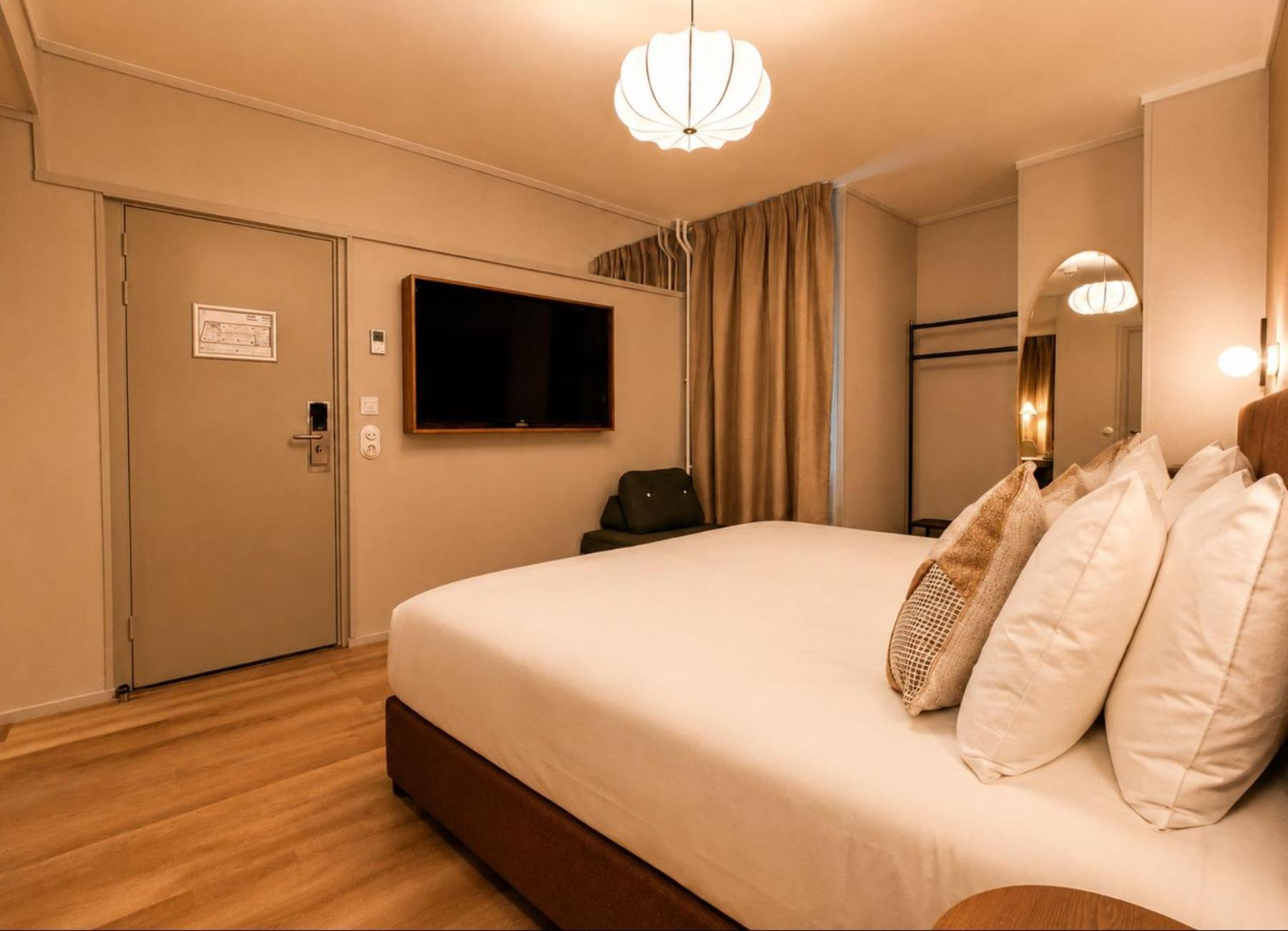 Cozy triple No window