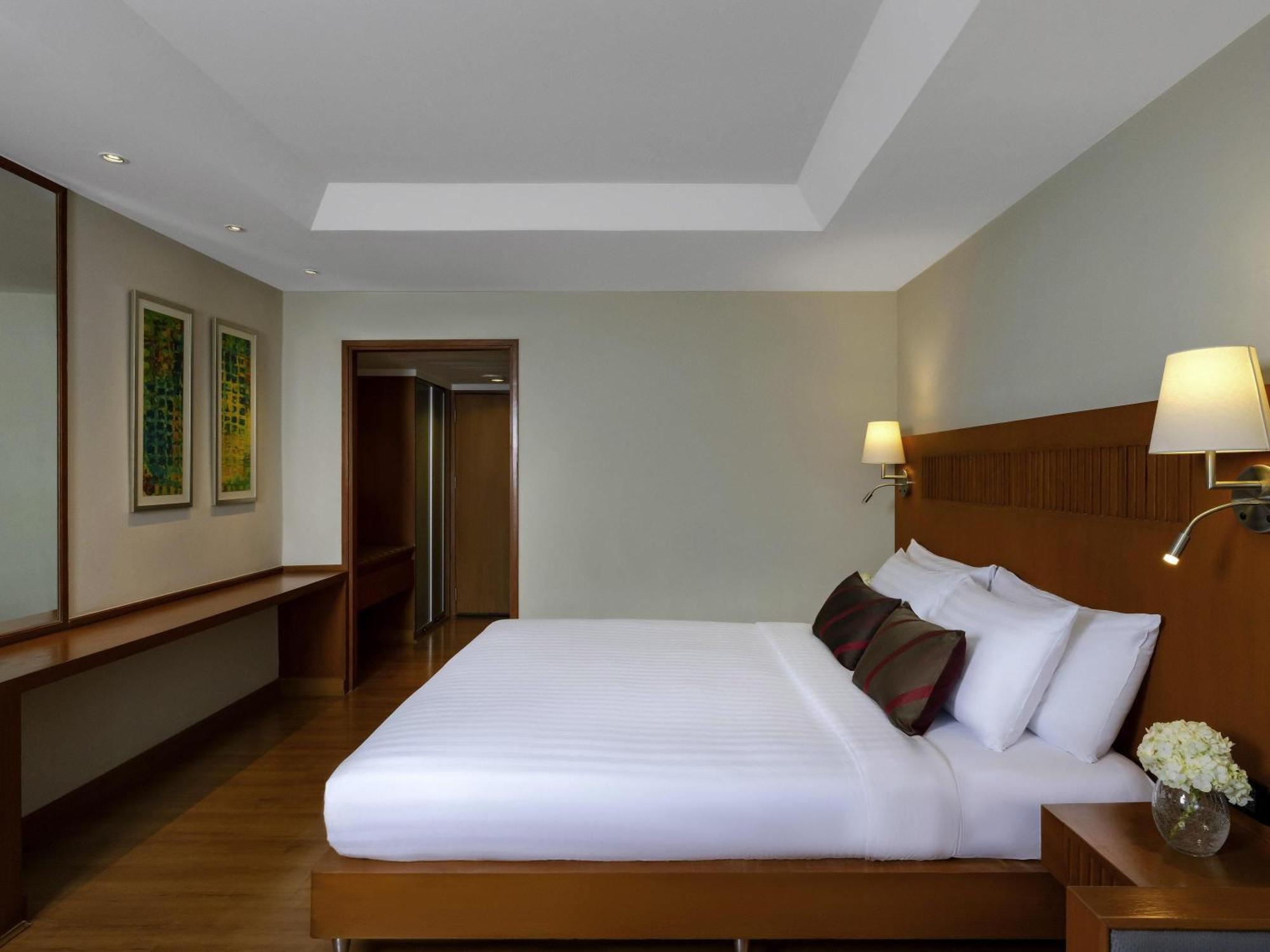 Skyline Room 1 Kingsize bed High floor on Food Soft Beverage
