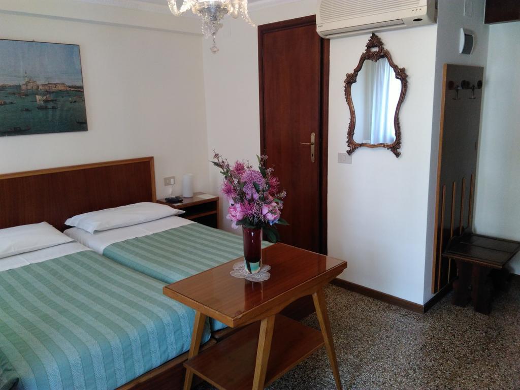 Basic Triple Room Shower