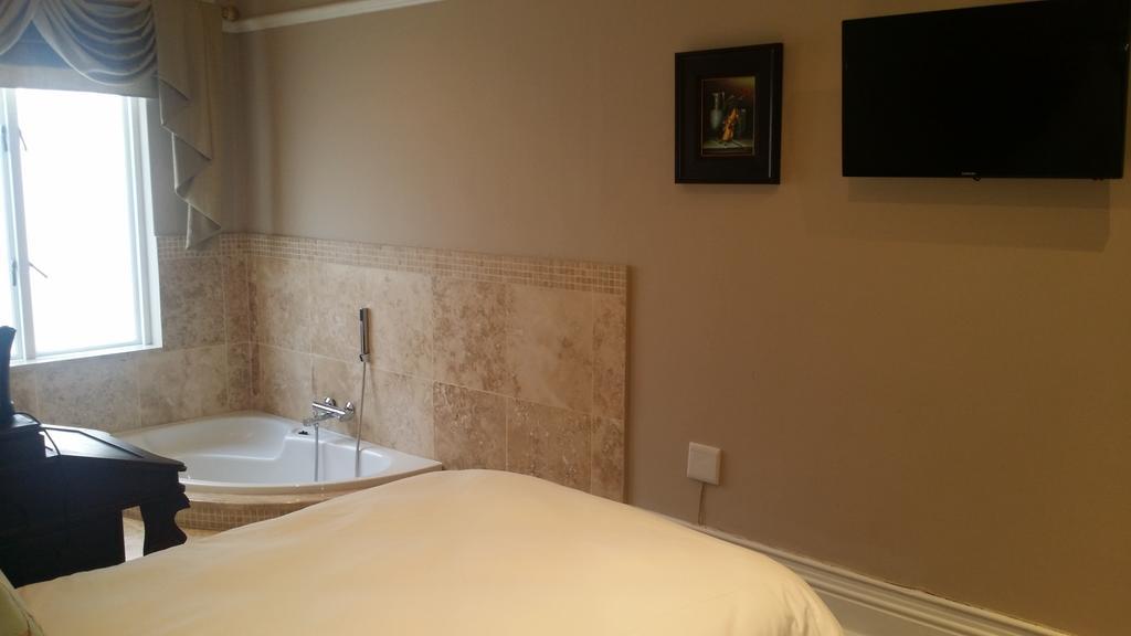 Single Room Private Bathroom 4,224017358:JPEG