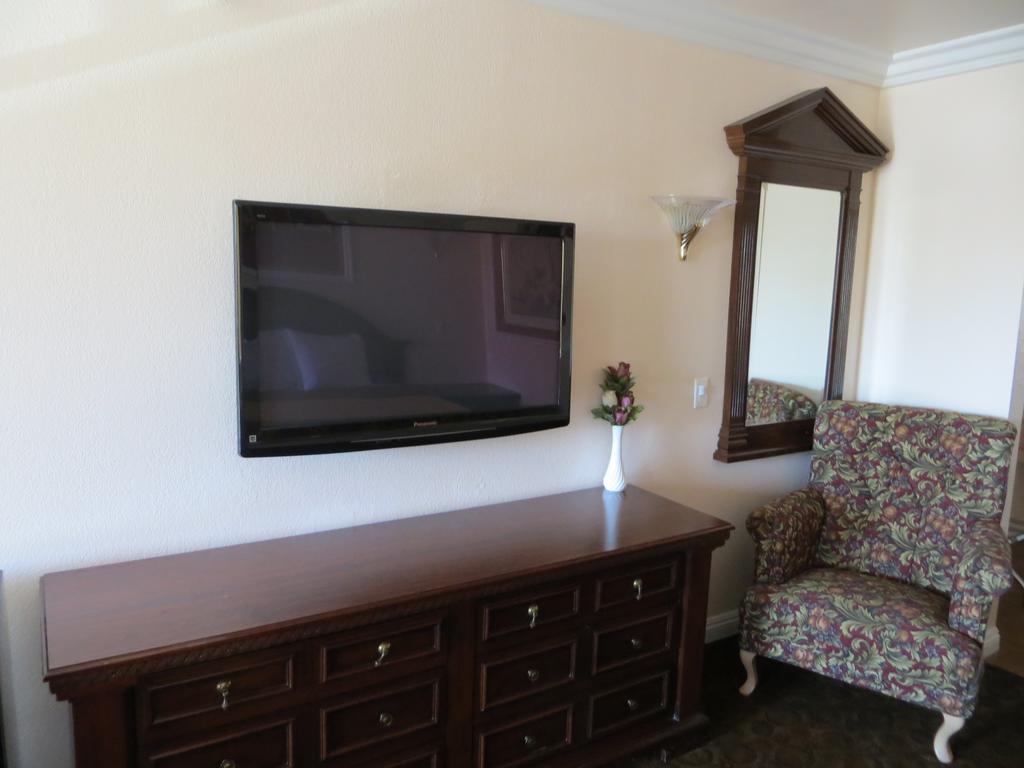 Queen Room with Two Queen Beds,225540563:JPEG