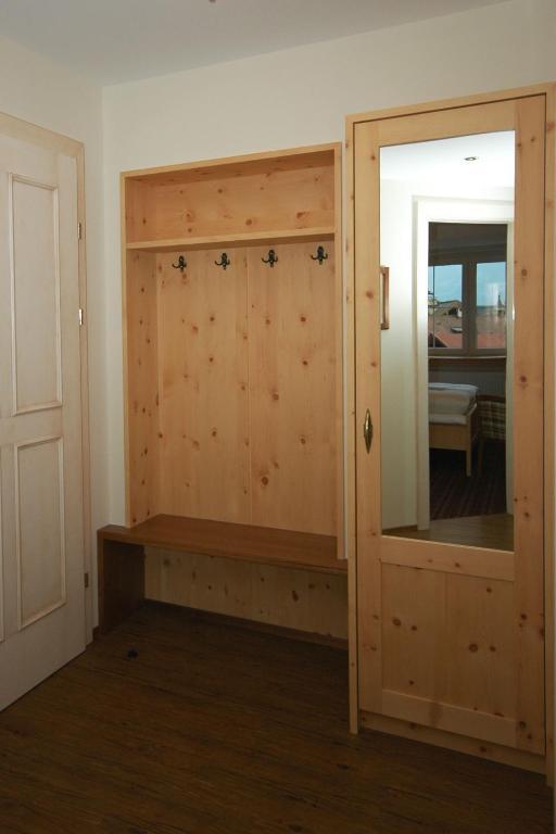 Single Room,1386245840:JPEG