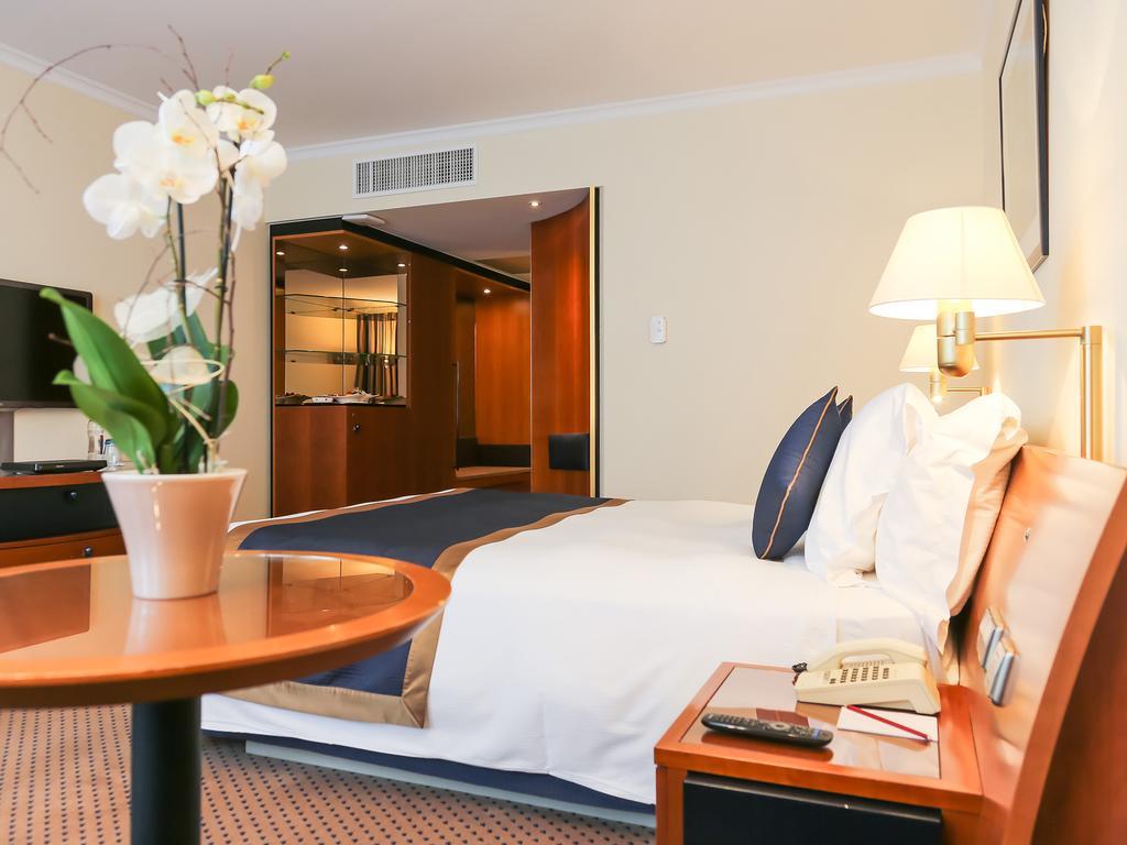 Club Double or Twin Room,305340462:JPEG