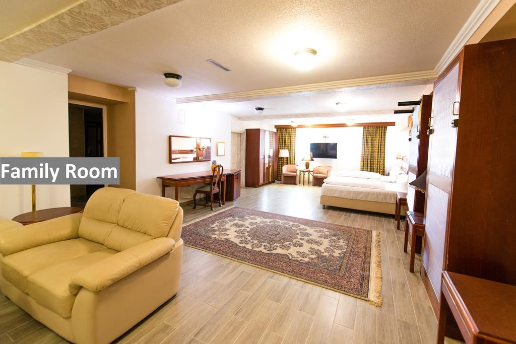 Family Room,328198822:JPEG