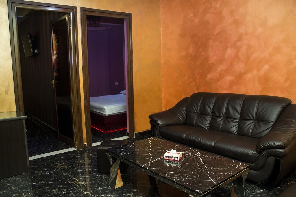 Standard Suite,378218500:JPEG