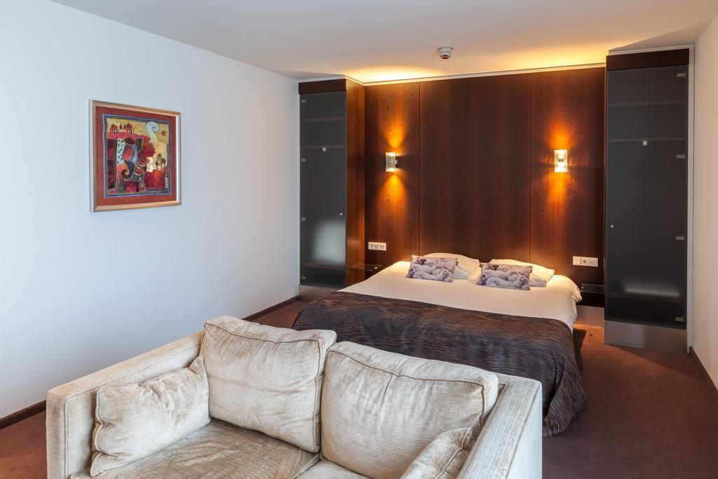 Junior Queen Suite