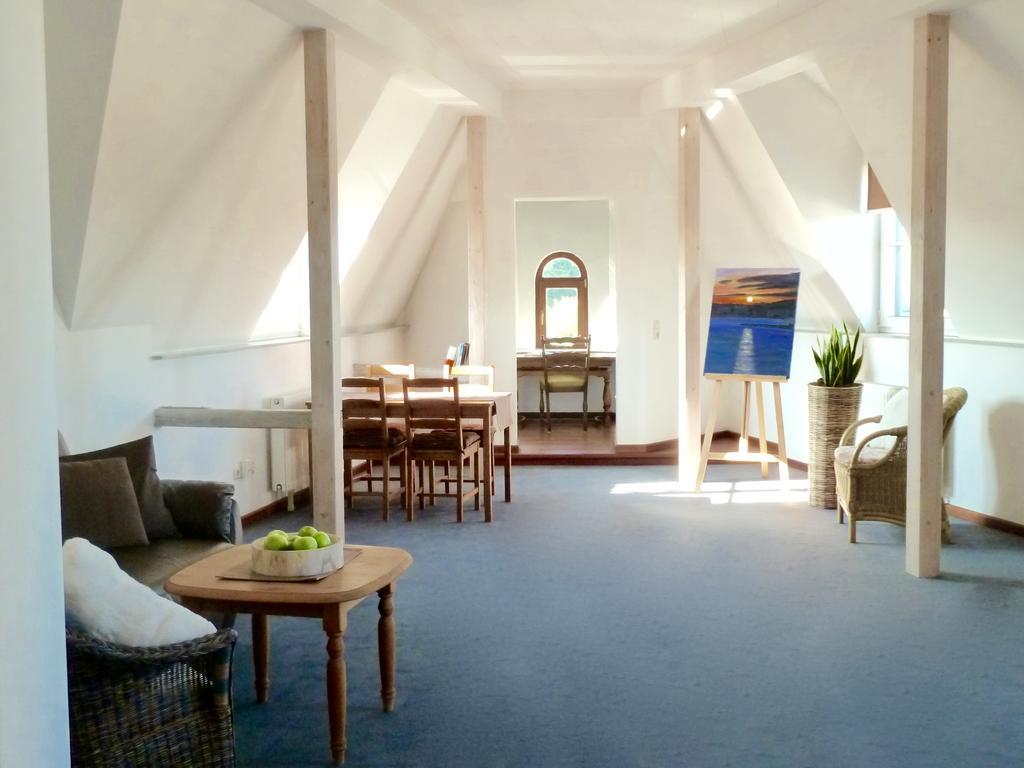 One-Bedroom Apartment,463685295:JPEG