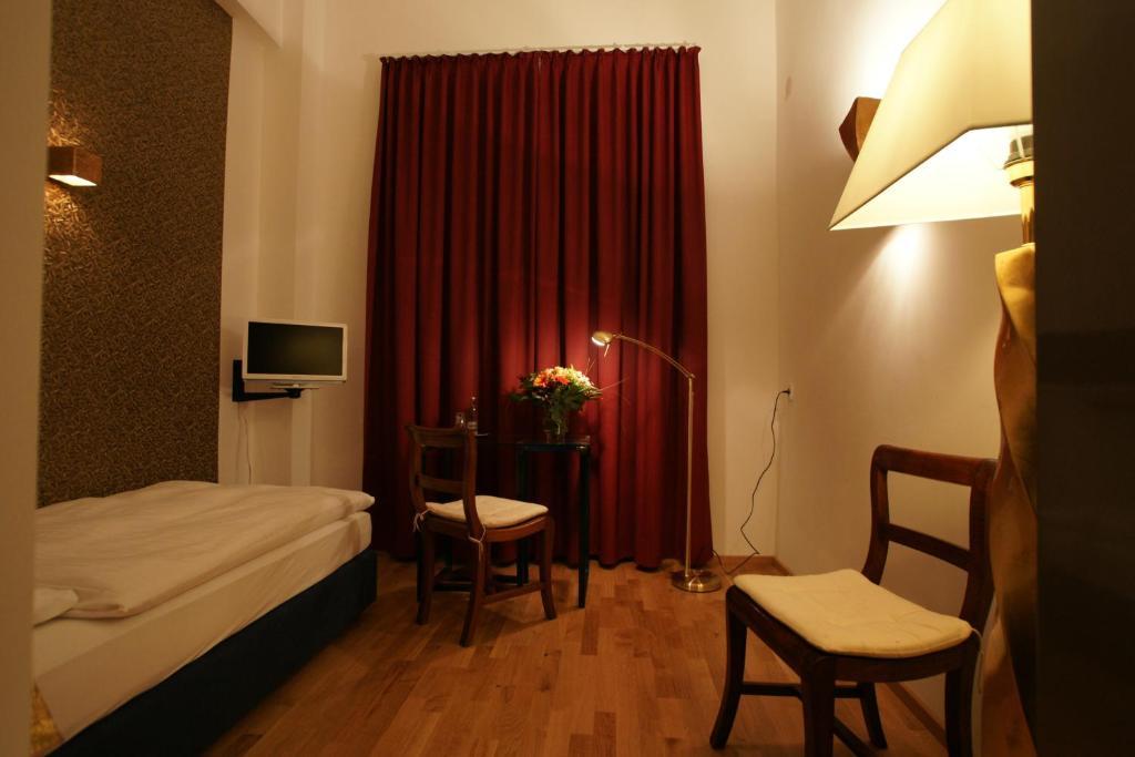 Single Room,48266812:JPEG