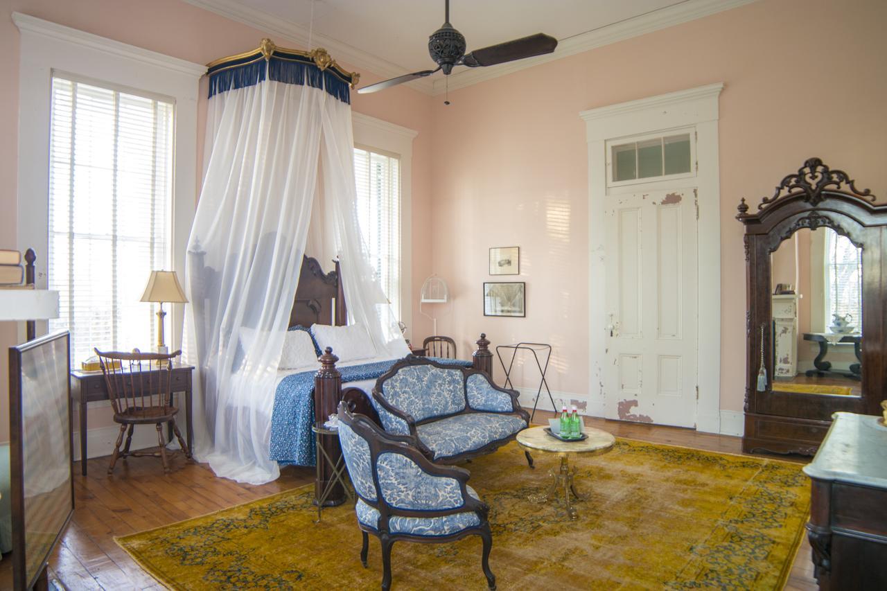 Deluxe Queen Suite