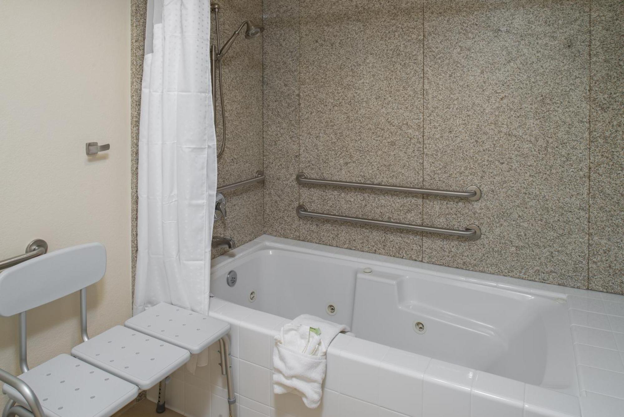 King Room - Mobility Access Tub - Non-Smoking