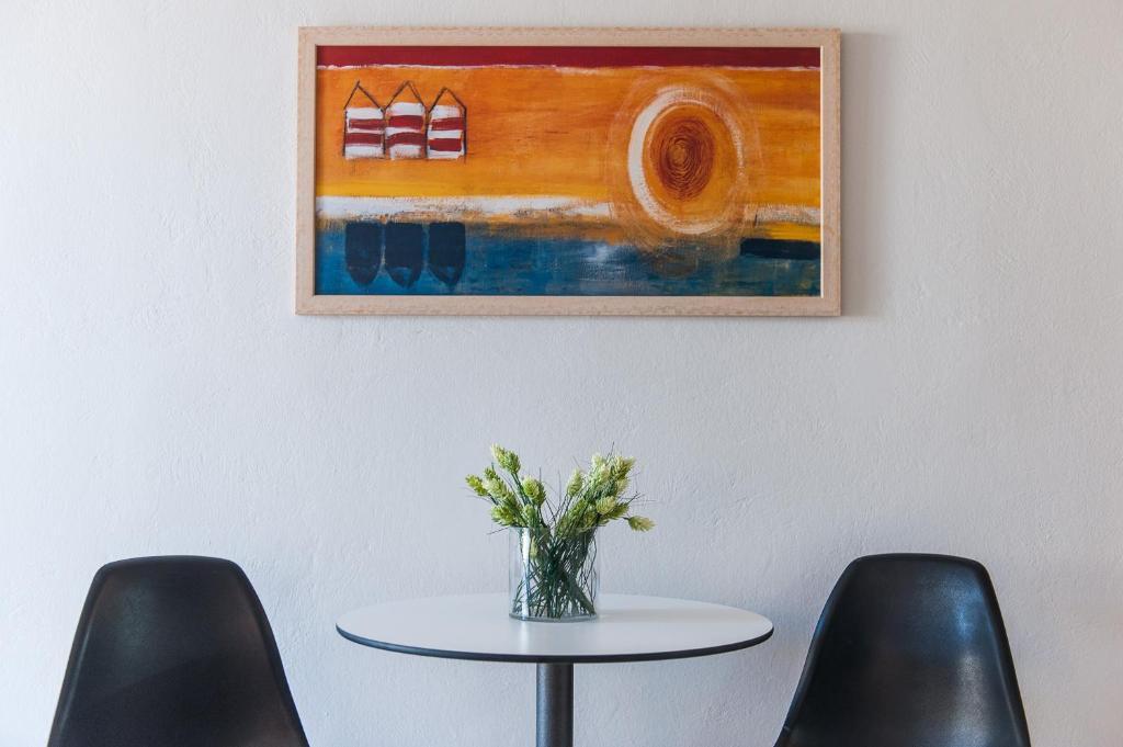 Studio mit seitlichem Meerblick