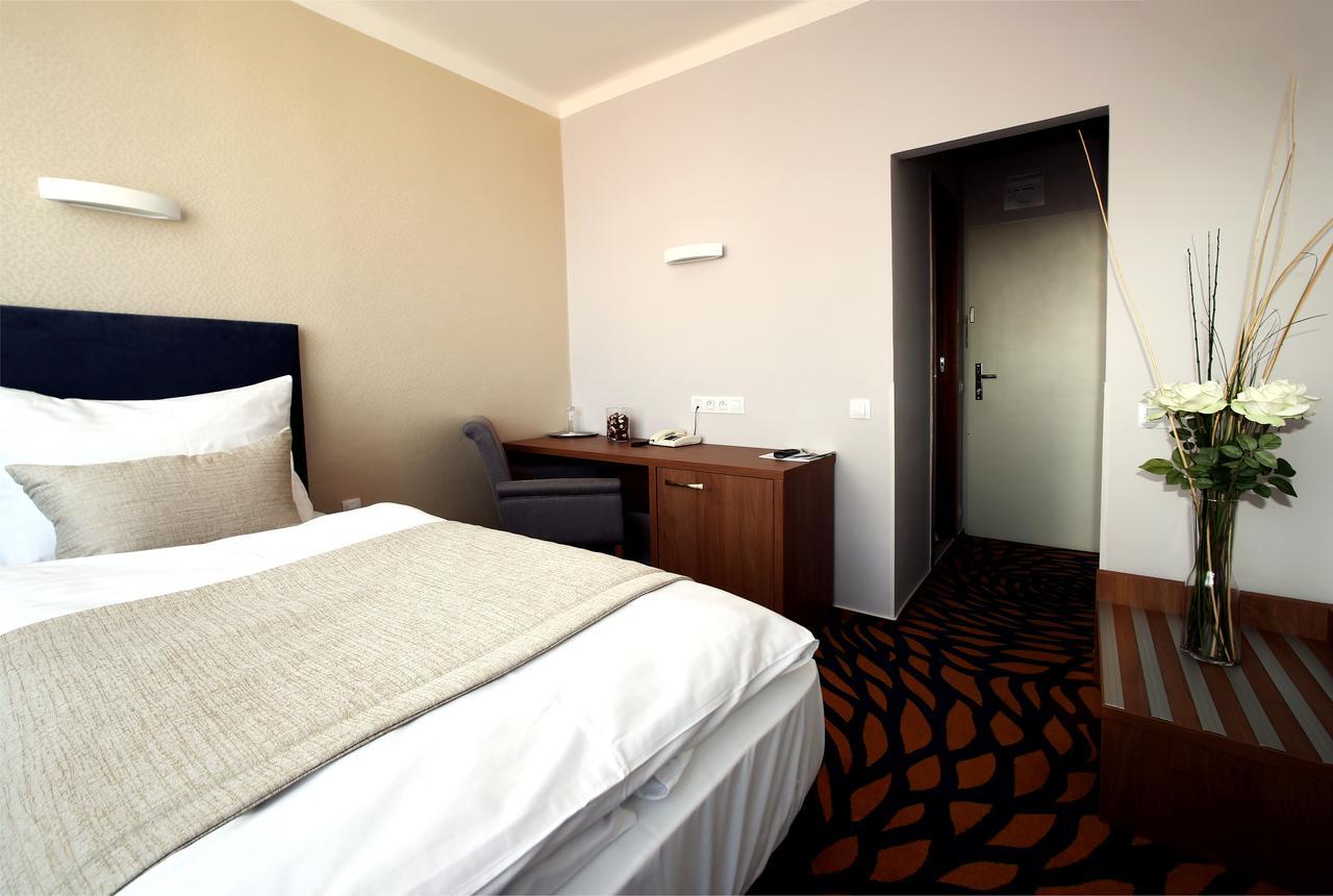 Single Room,645992364:JPEG