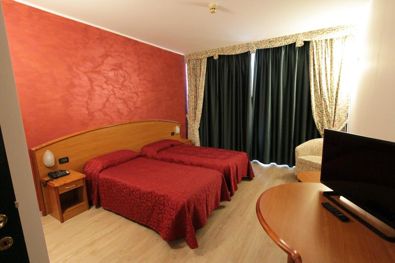 Twin Room,646475406:JPEG