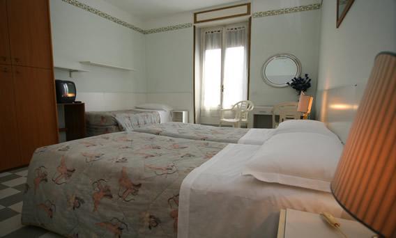 Basic Triple Room with Shared Bathroom,647118060:JPEG