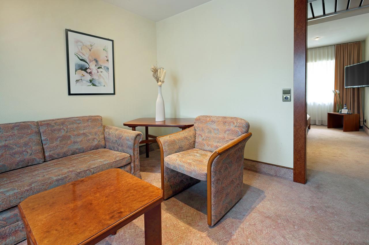 Family Room,702652105:JPEG
