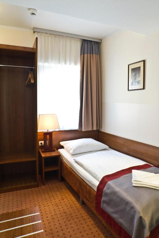 Single Room,698804232:JPEG