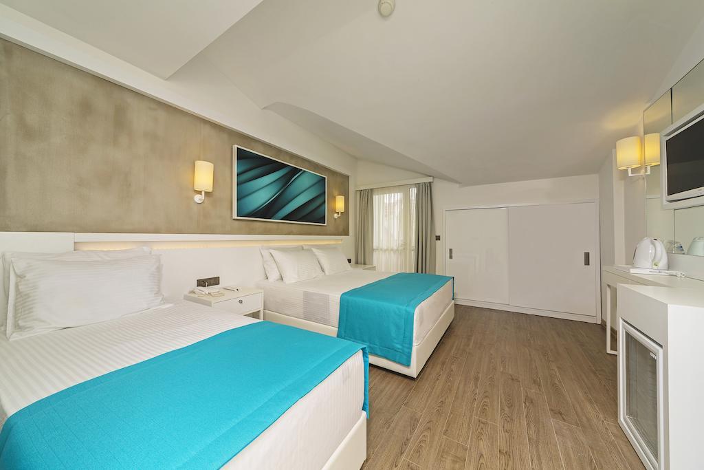 Standard Double or Twin Room with Partial Sea View