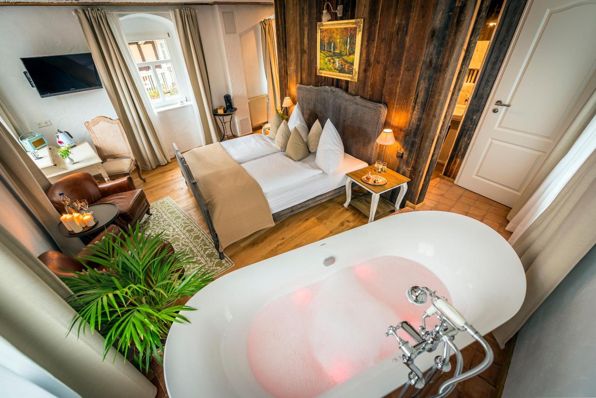 Double Room with Spa Bath,685181592:JPEG