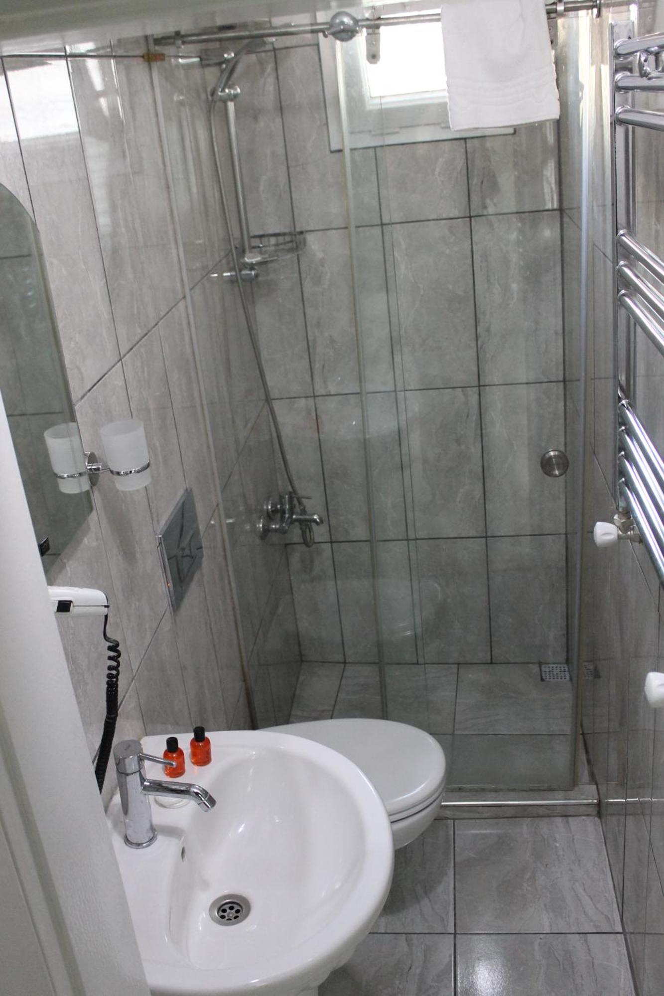 Standard Suite,694190376:JPEG
