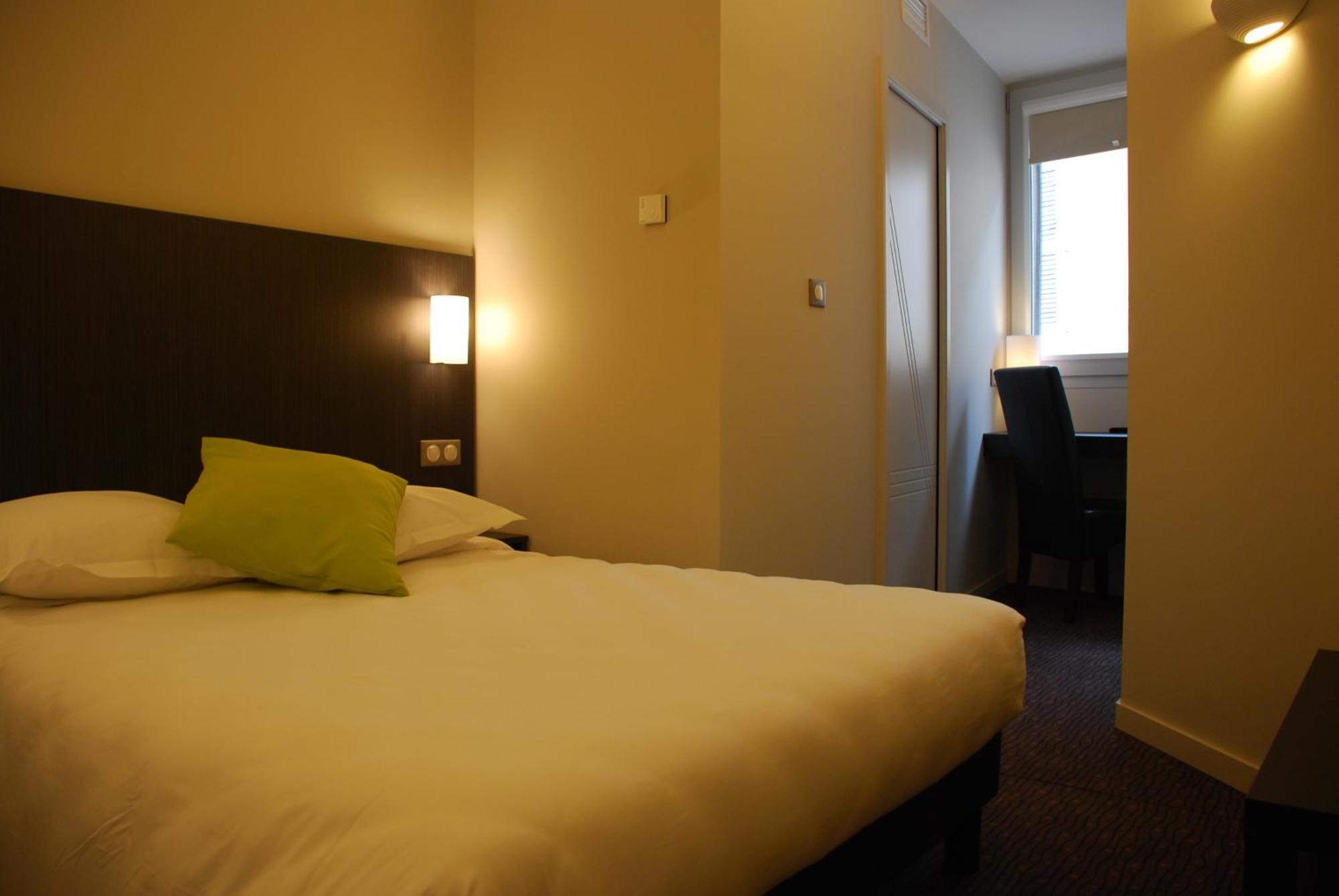 Standard Double Room,703268305:JPEG