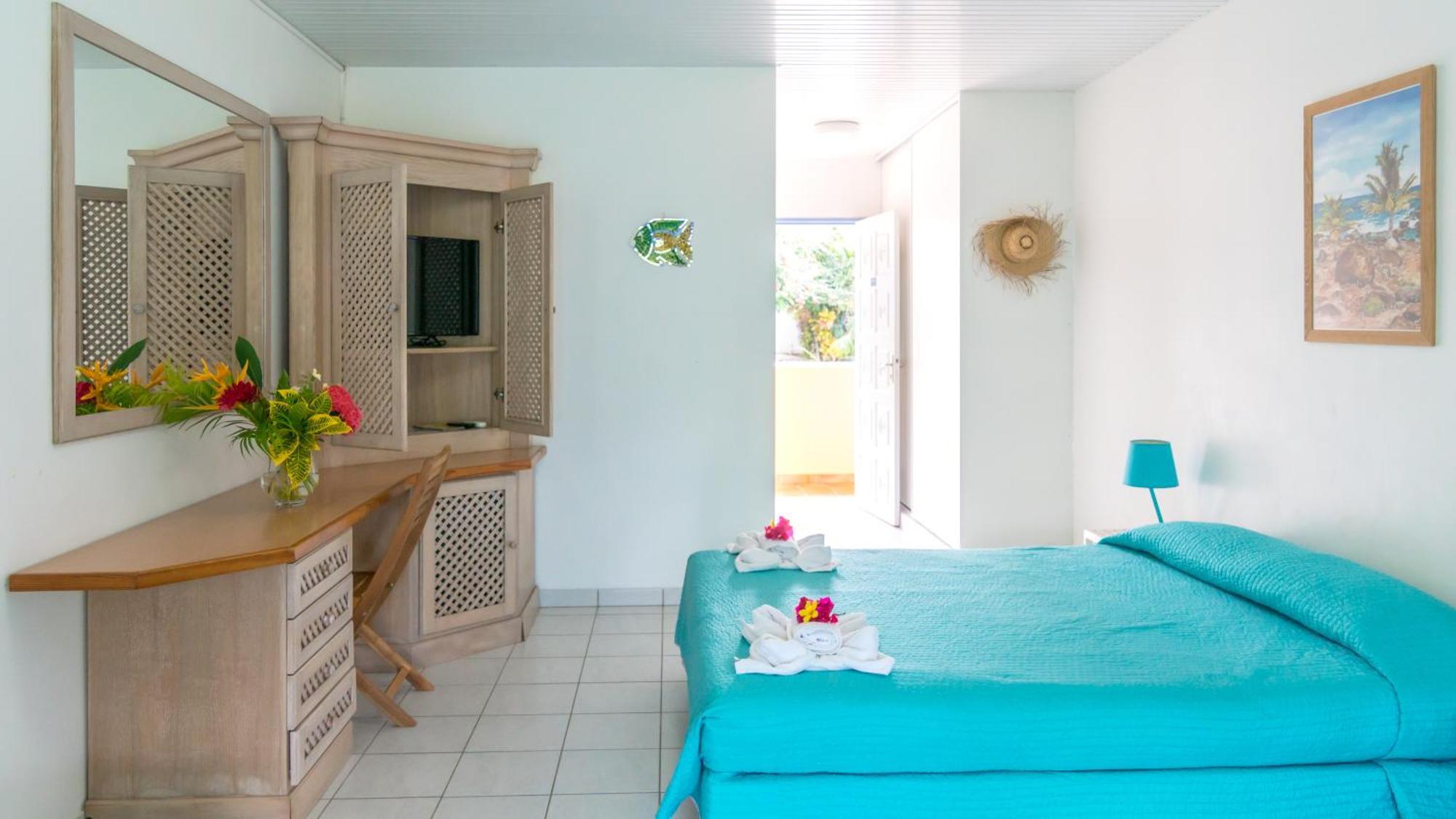 Studio Exterior Kitchenette Garden View