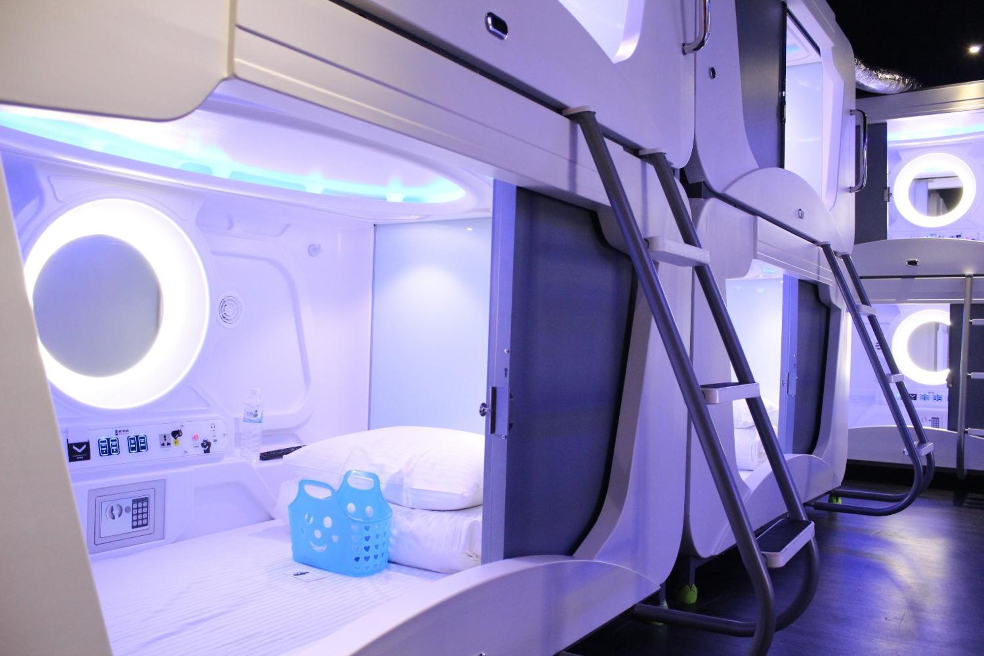 Capsule Bed Mixed Dormitory Room