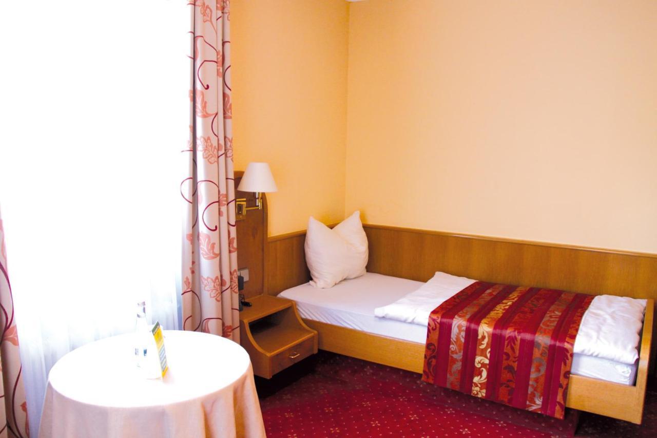 Single Room,723854140:JPEG