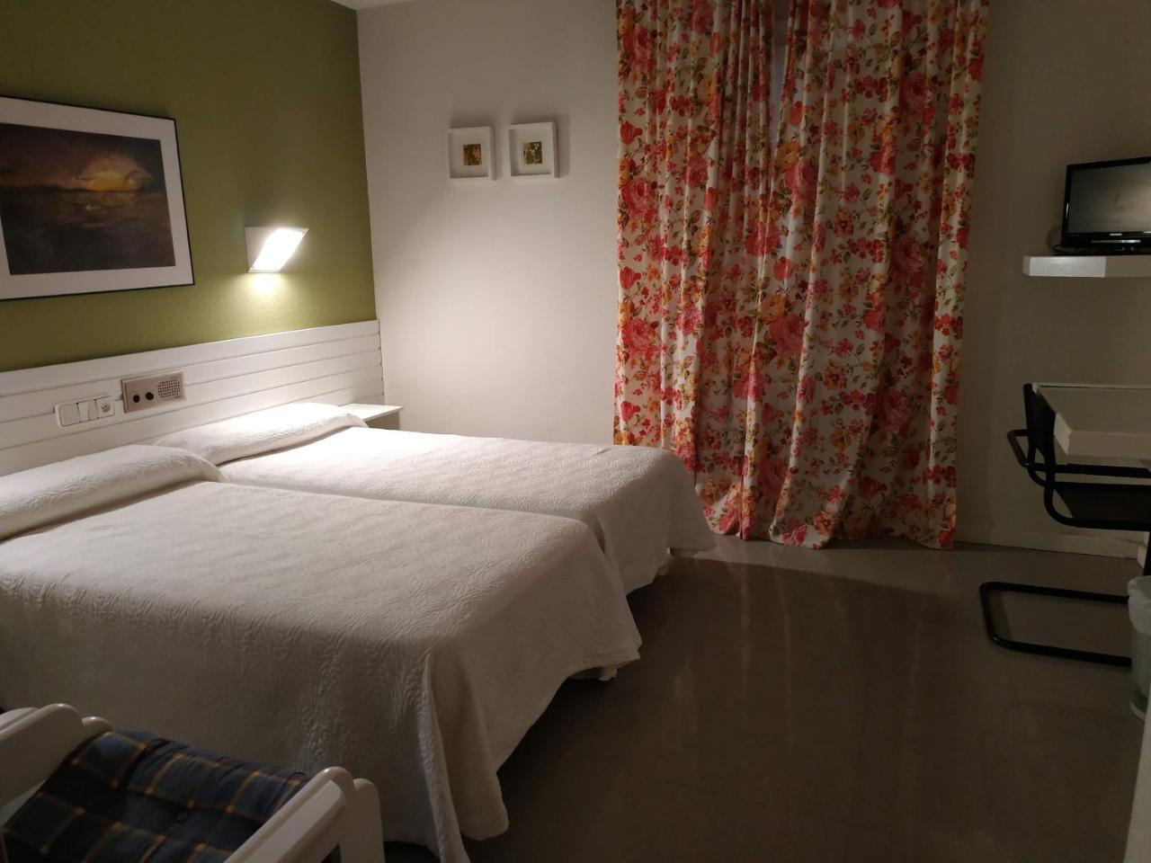Twin Room,742812106:JPEG
