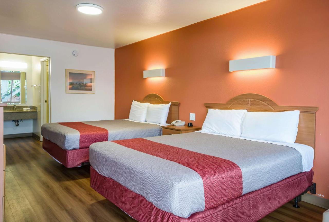 Deluxe Queen Room with Two Queen Beds - Smoking,750029258:JPEG