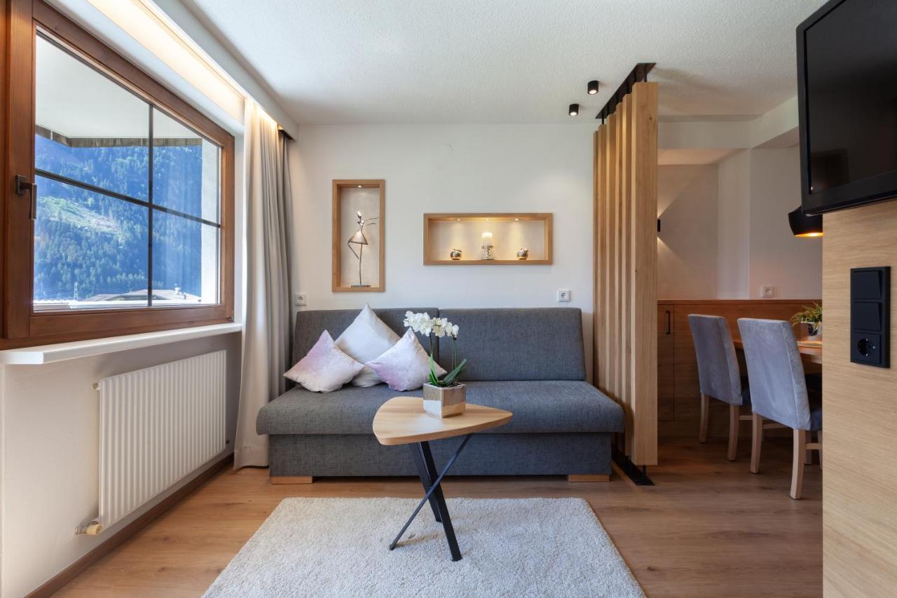 One-Bedroom Apartment,758828317:JPEG