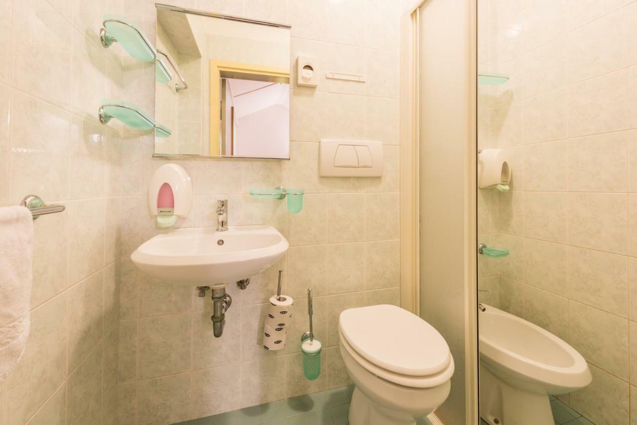 Triple Room,664924311:JPEG