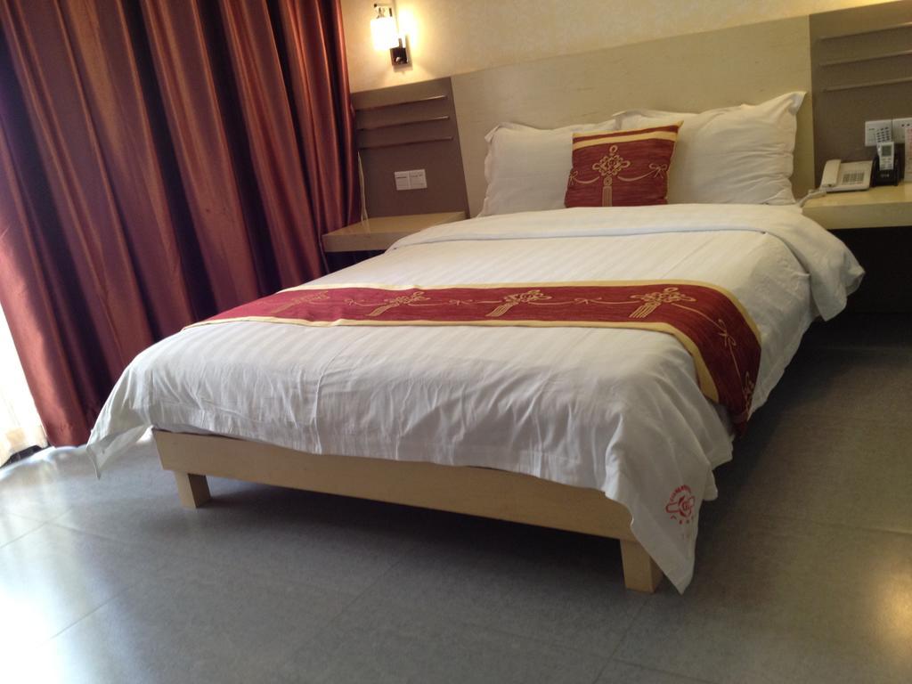 Queen Room,240366309:JPEG