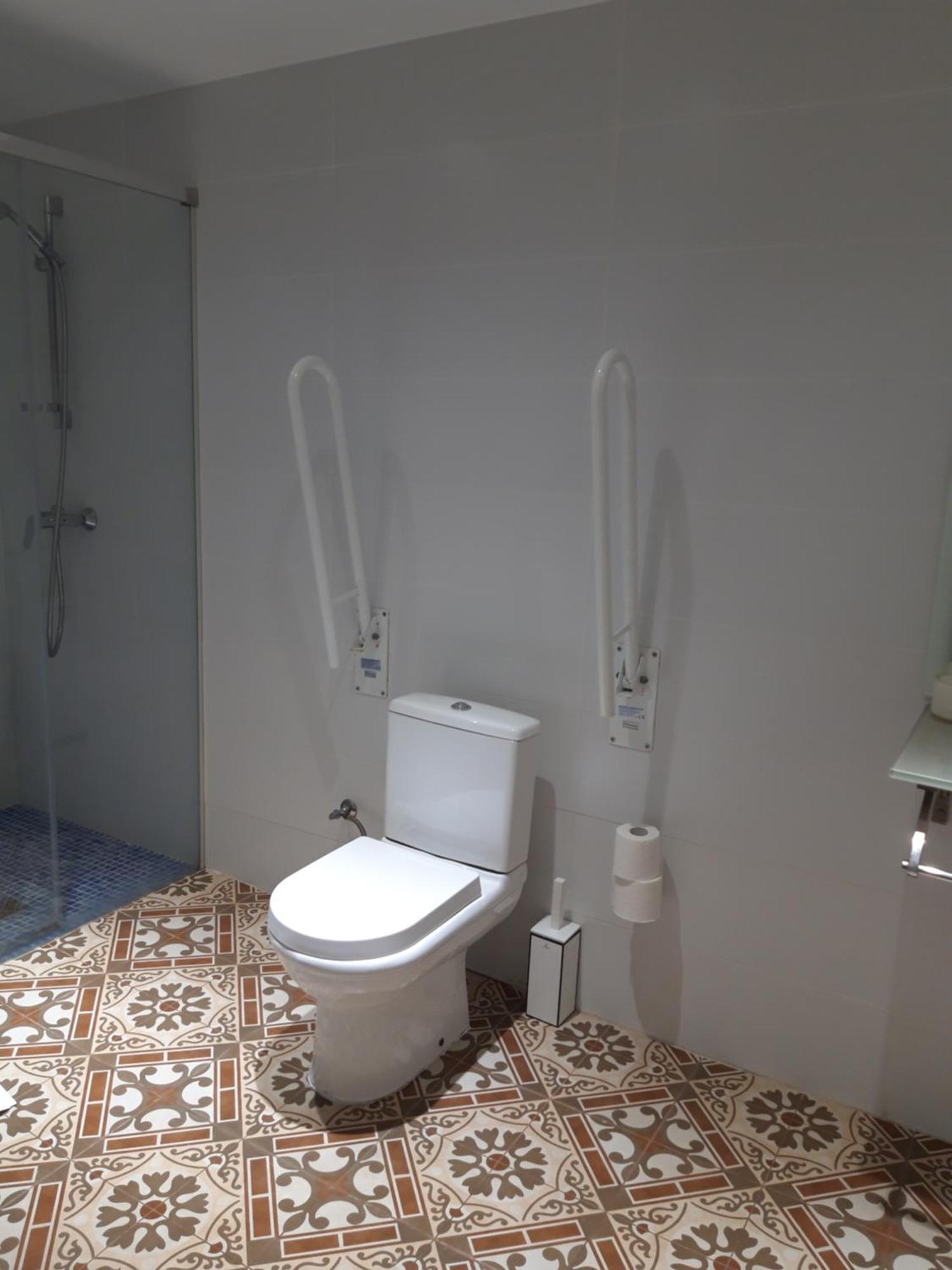 Single Room Disability Access Private Bathroom,820672904:JPEG