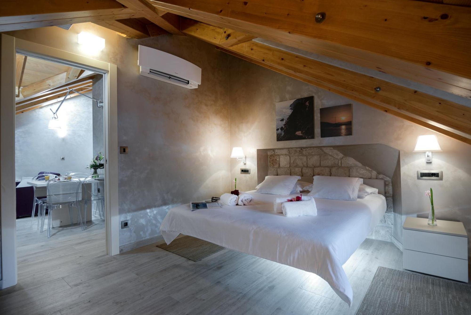 One-Bedroom Apartment,825645527:JPEG