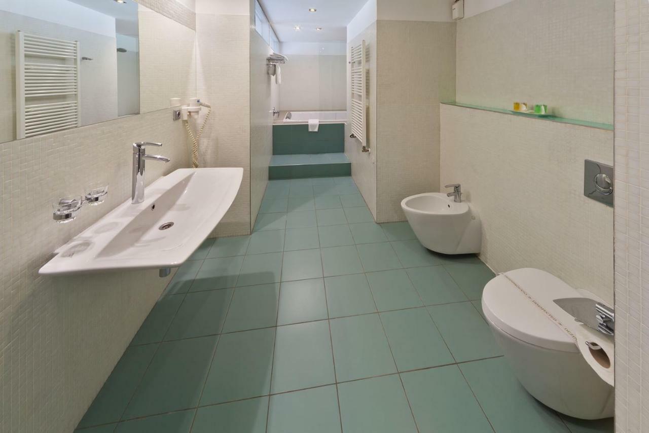 One-Bedroom Apartment,744336010:JPEG