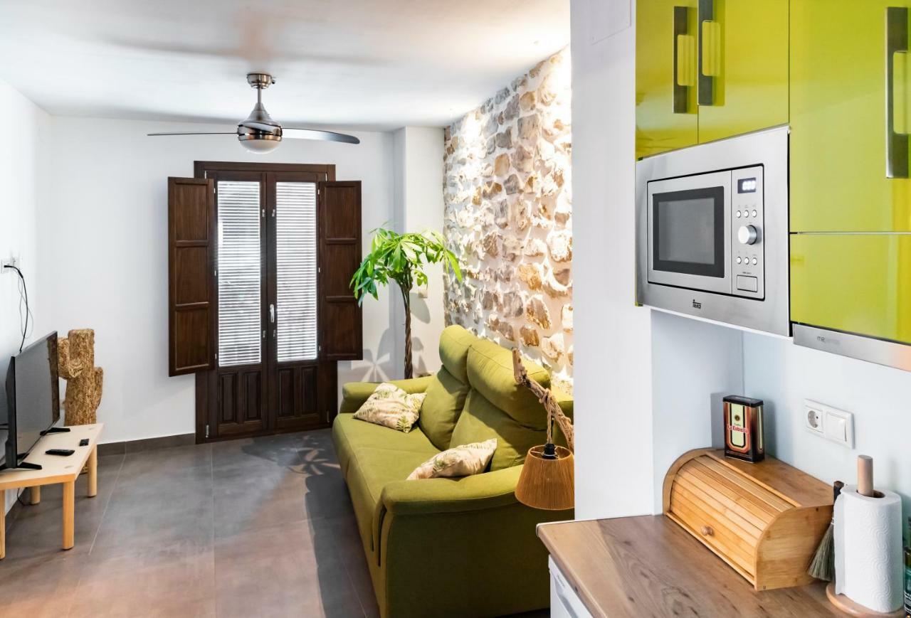 Estudio con cama extragrande y sofá cama